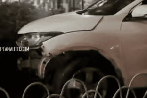 Viral Mobil HRV Nyangkut di Taman Tugu Muda Semarang (1)